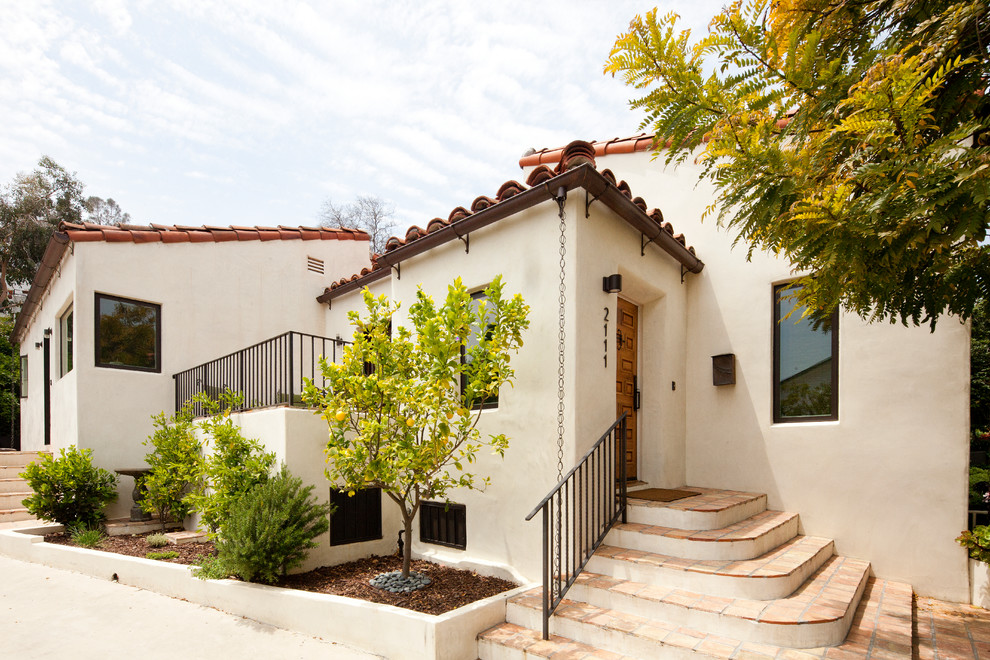 ロサンゼルスにある高級な中くらいな地中海スタイルのおしゃれな家の外観 (漆喰サイディング) の写真