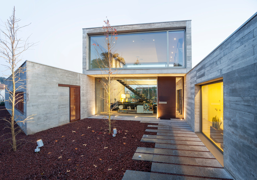 Großes, Zweistöckiges Modernes Haus mit Betonfassade, grauer Fassadenfarbe und Flachdach in Barcelona