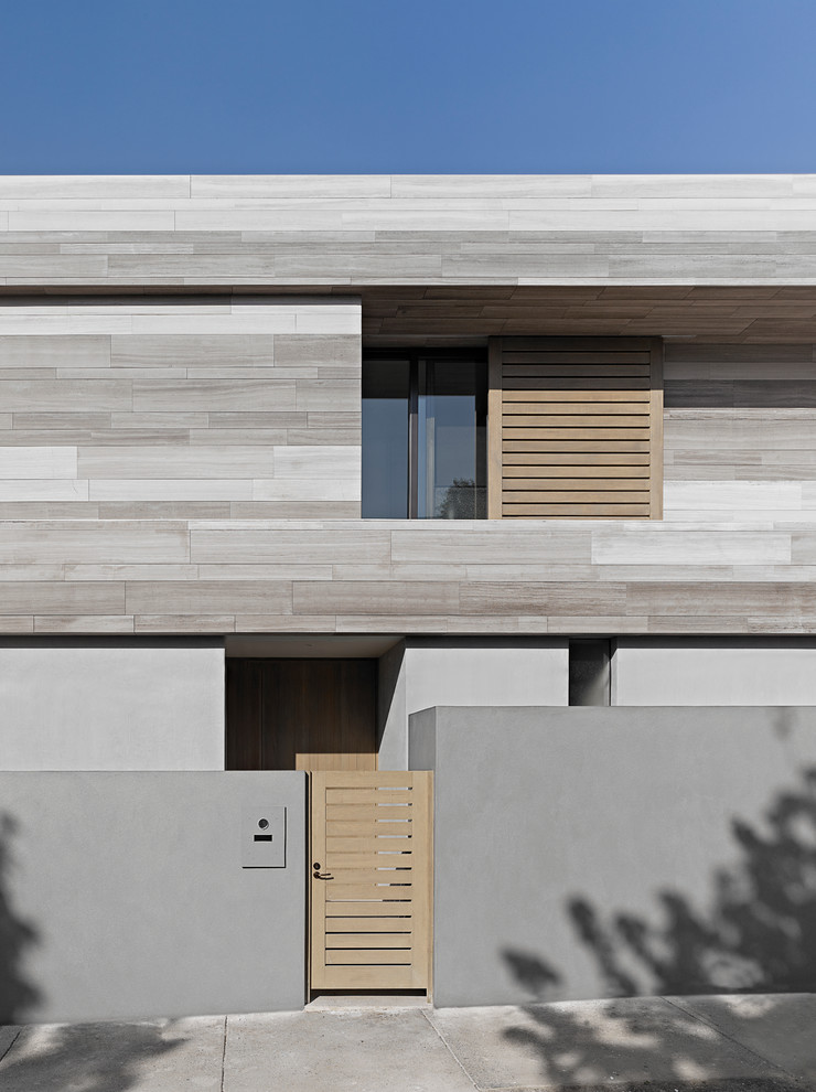Источник вдохновения для домашнего уюта: большой, двухэтажный, серый дом в стиле модернизм с облицовкой из камня