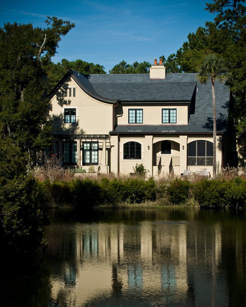 Foto della facciata di una casa beige classica