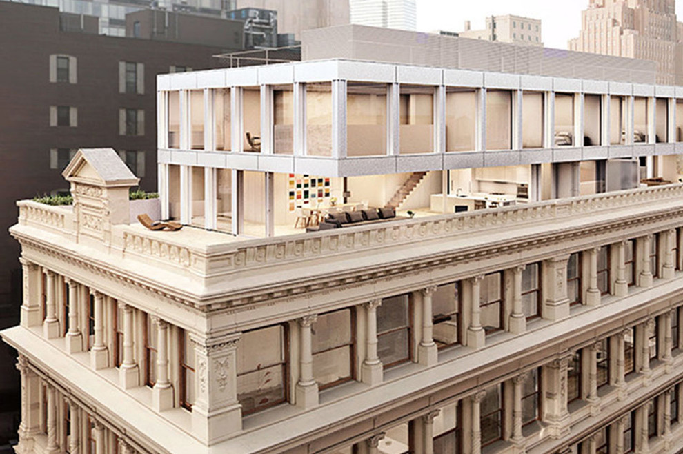 Großes, Zweistöckiges Modernes Wohnung mit Steinfassade, beiger Fassadenfarbe und Flachdach in New York