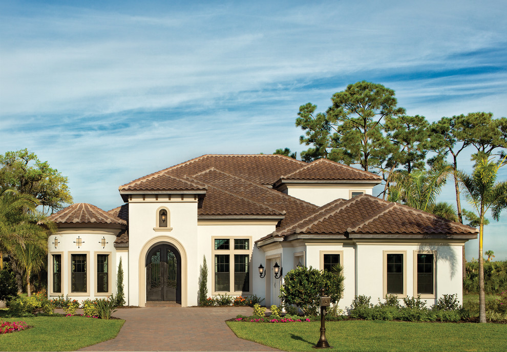 Mediterranes Haus mit weißer Fassadenfarbe und Walmdach in Tampa