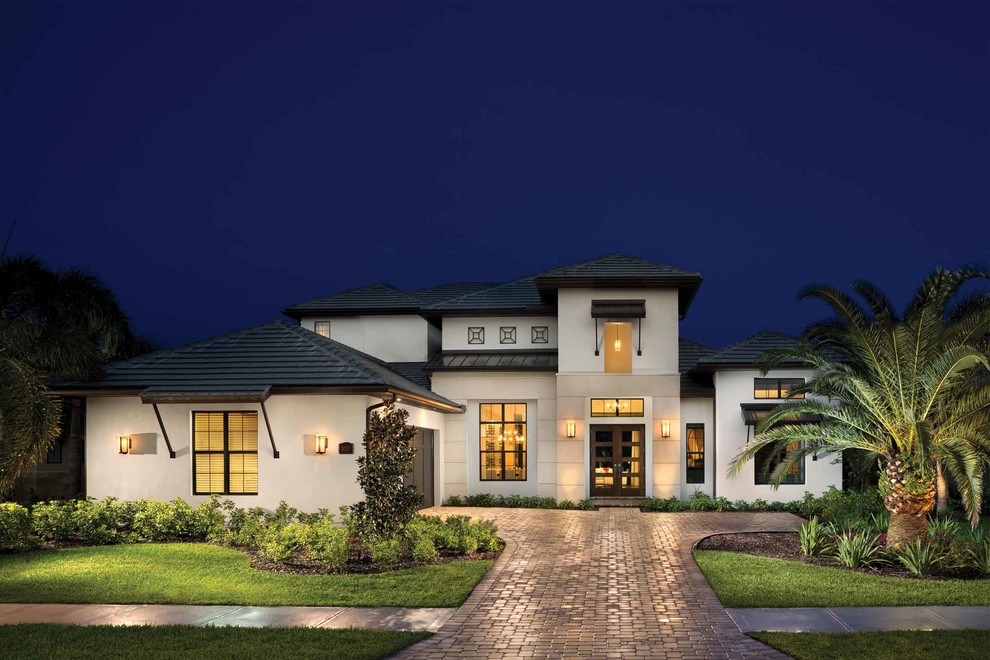 Zweistöckiges Mediterranes Einfamilienhaus mit beiger Fassadenfarbe in Miami