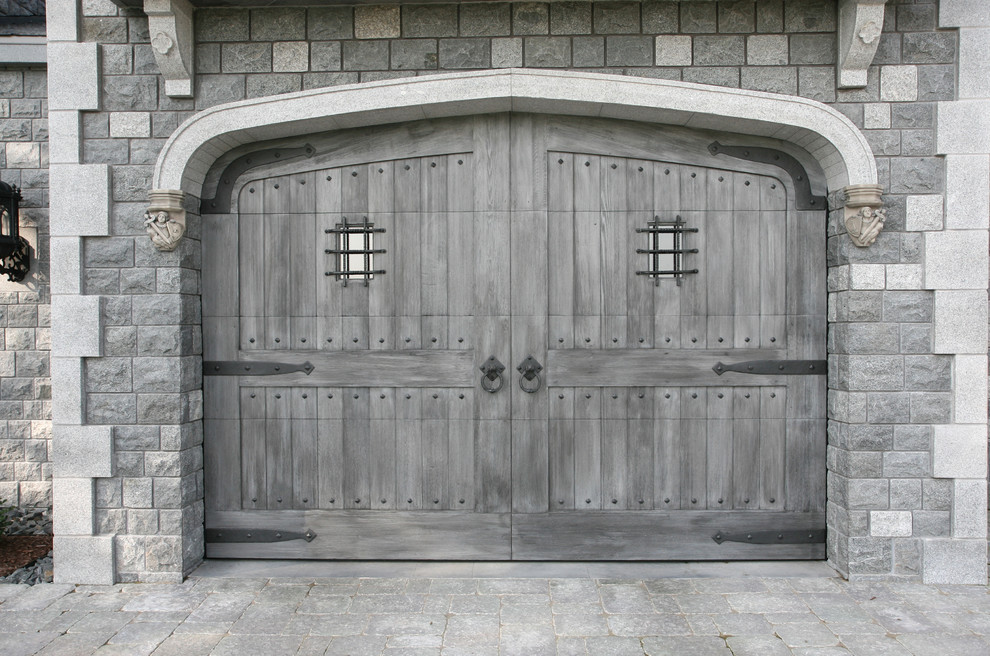 Diseño de fachada gris clásica grande de dos plantas con revestimiento de ladrillo y tejado a dos aguas