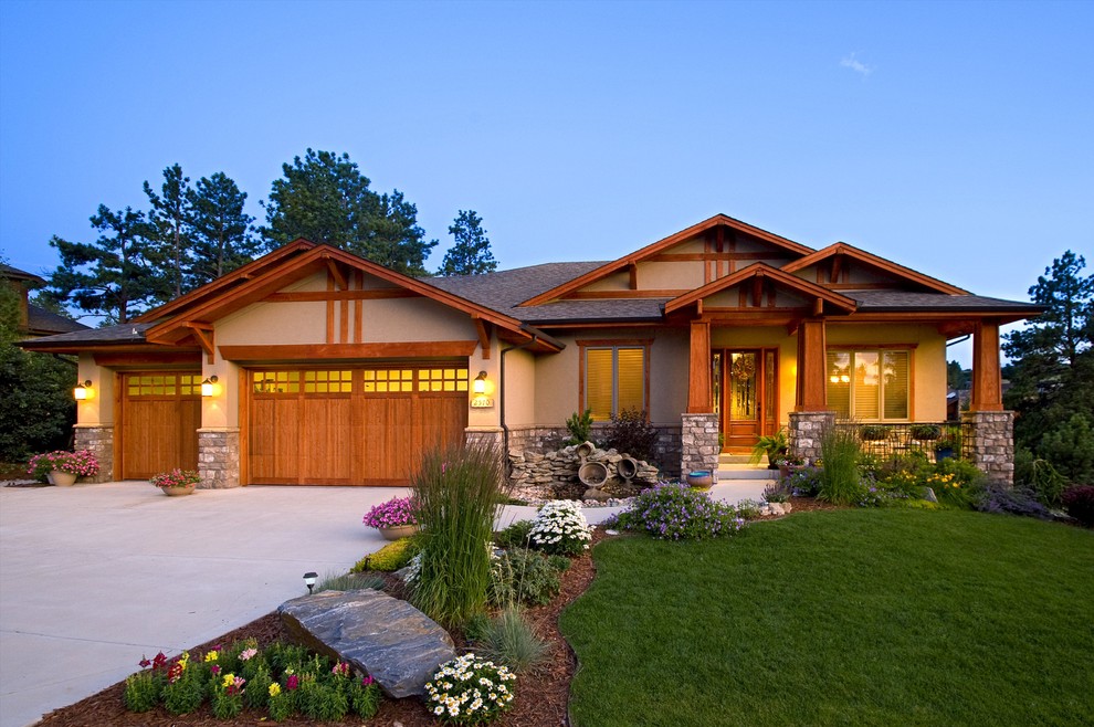 Example of an arts and crafts one-story gable roof design in Denver