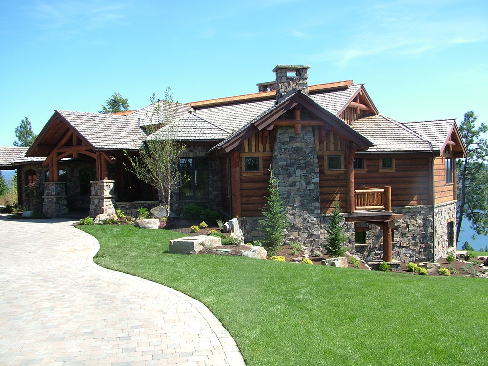 Источник вдохновения для домашнего уюта: трехэтажный, коричневый дом с облицовкой из камня