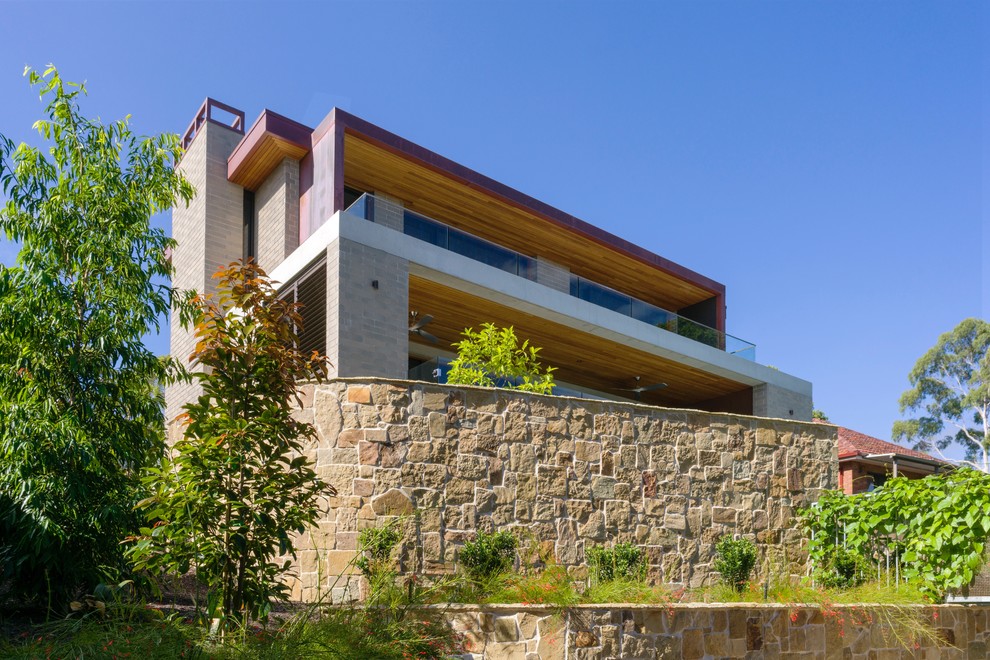 Idee per la villa grigia contemporanea di medie dimensioni con rivestimento in pietra, tetto piano e copertura in metallo o lamiera