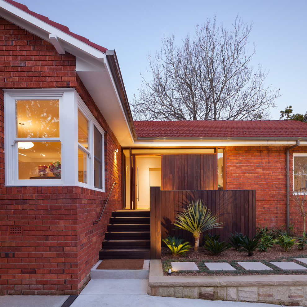 Idee per la facciata di una casa rossa contemporanea a un piano con rivestimento in mattoni e tetto a capanna