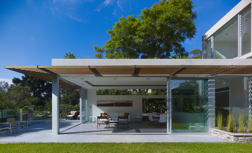 Diseño de fachada de casa blanca moderna de tamaño medio de dos plantas con tejado plano