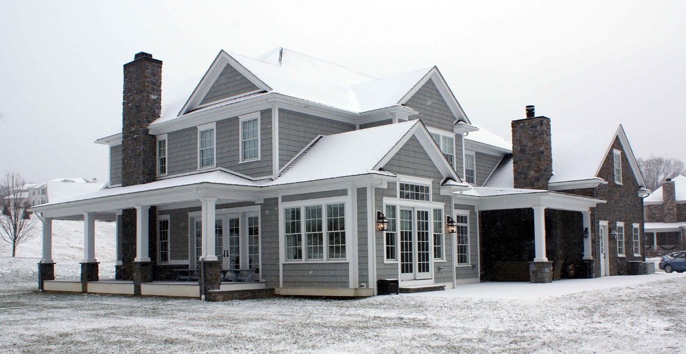 Mittelgroße, Dreistöckige Klassische Holzfassade Haus mit grauer Fassadenfarbe und Satteldach in Sonstige