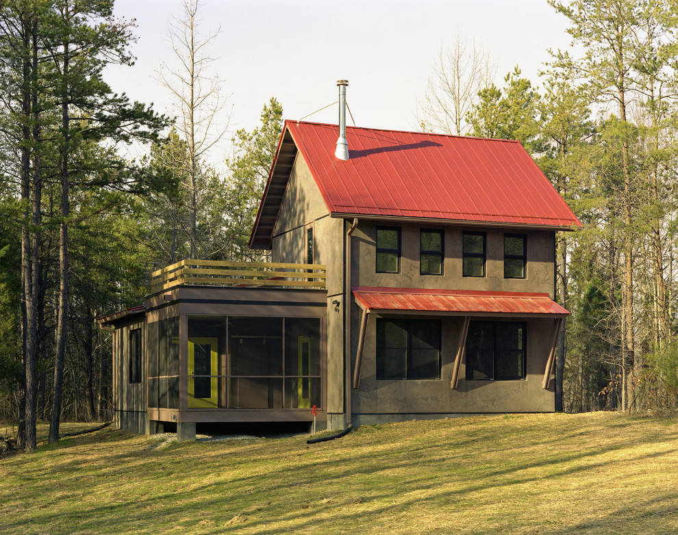 Idée de décoration pour une façade de maison marron chalet de taille moyenne et à un étage avec un toit rouge.