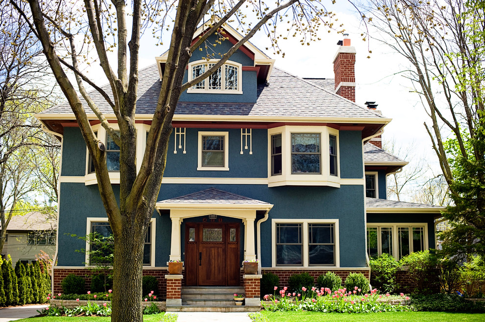 Ispirazione per la facciata di una casa grande blu american style a tre piani con rivestimento in stucco e tetto a padiglione