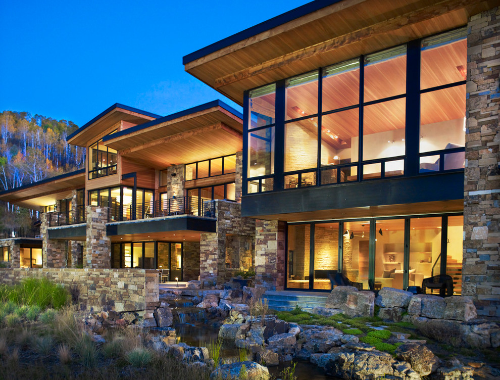 This is an example of an expansive contemporary house exterior in Denver.