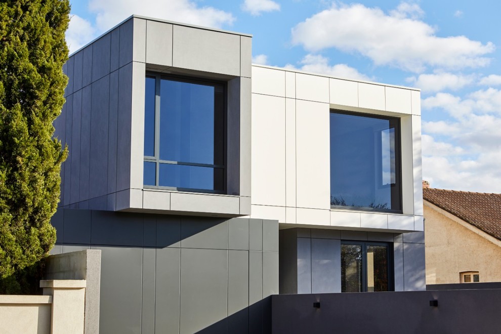 Ejemplo de fachada de casa gris moderna grande de dos plantas con tejado plano