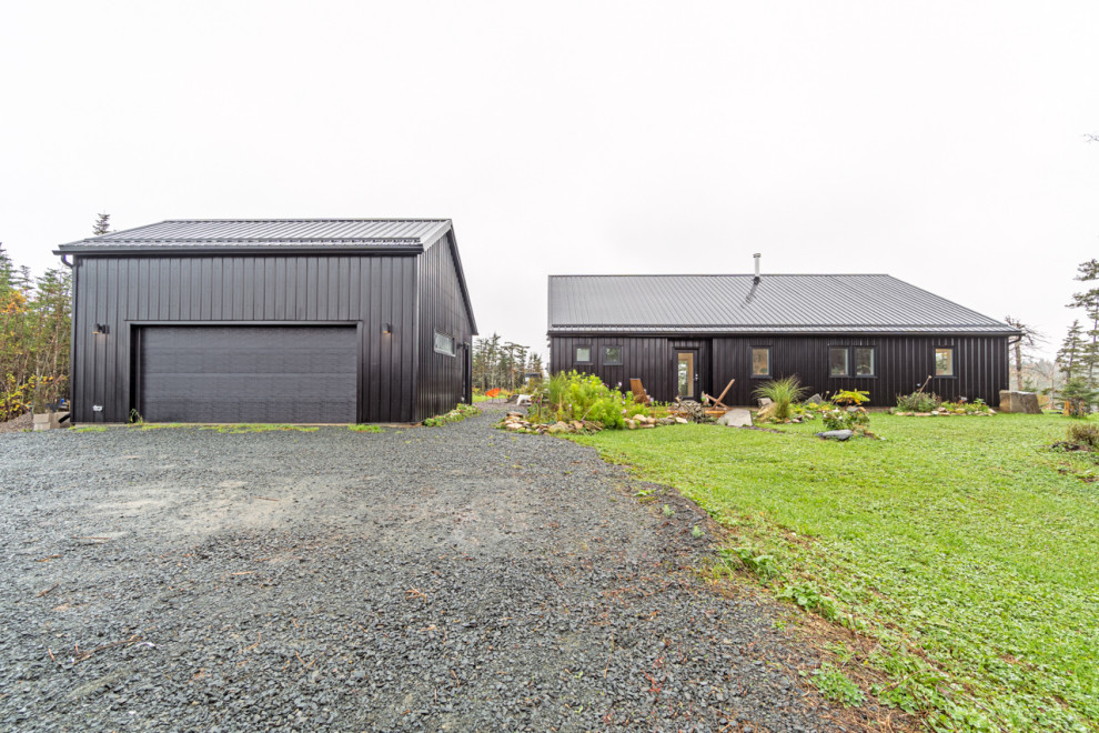 Foto della villa nera eclettica di medie dimensioni con rivestimento in metallo, tetto nero e pannelli e listelle di legno