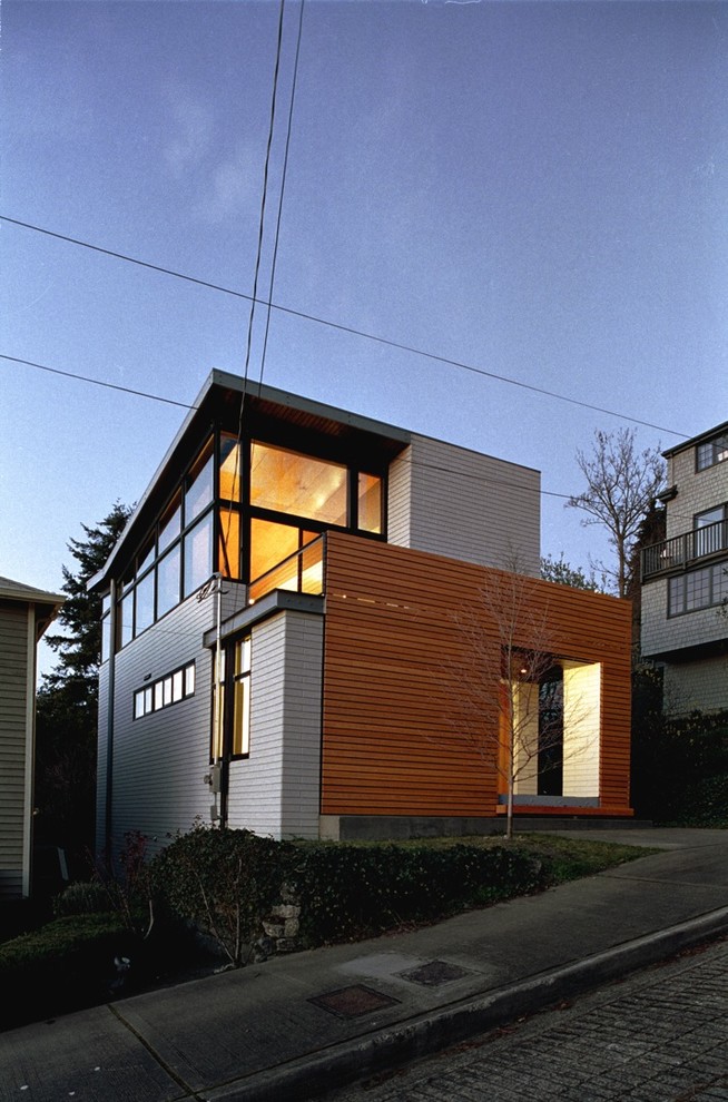 Ispirazione per la facciata di una casa moderna con abbinamento di colori