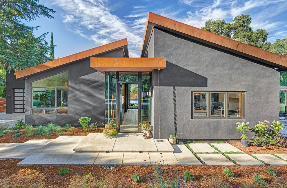 Geräumiges, Einstöckiges Modernes Einfamilienhaus mit schwarzer Fassadenfarbe in Sacramento