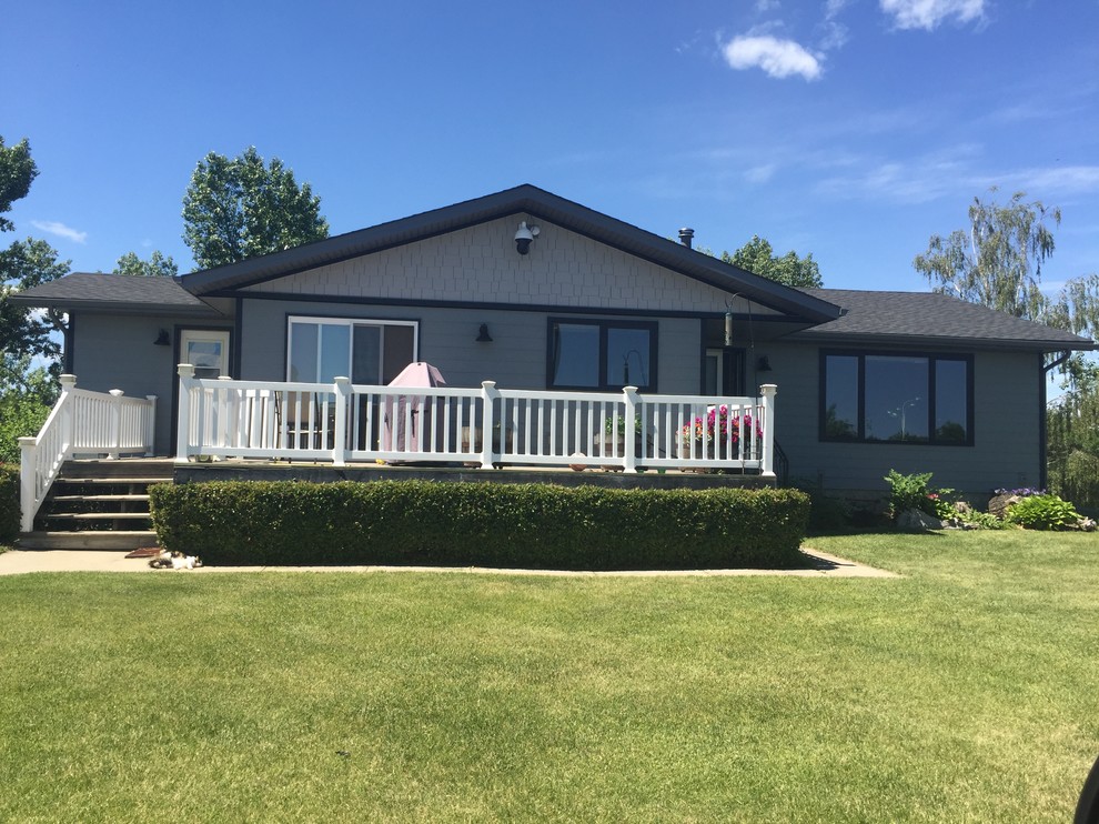 Cayley, Alberta Traditional Exterior Calgary by SIS Exterior