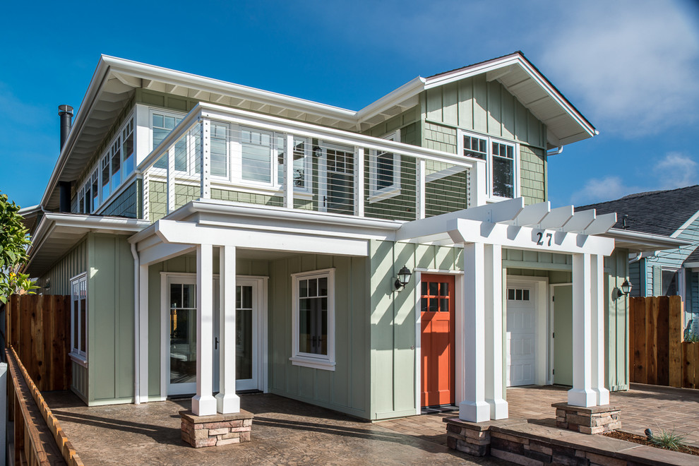 Стильный дизайн: двухэтажный, деревянный, зеленый дом среднего размера в морском стиле с двускатной крышей - последний тренд