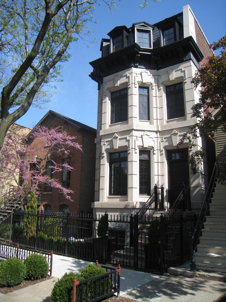 シカゴにあるヴィクトリアン調のおしゃれな三階建ての家 (外階段) の写真