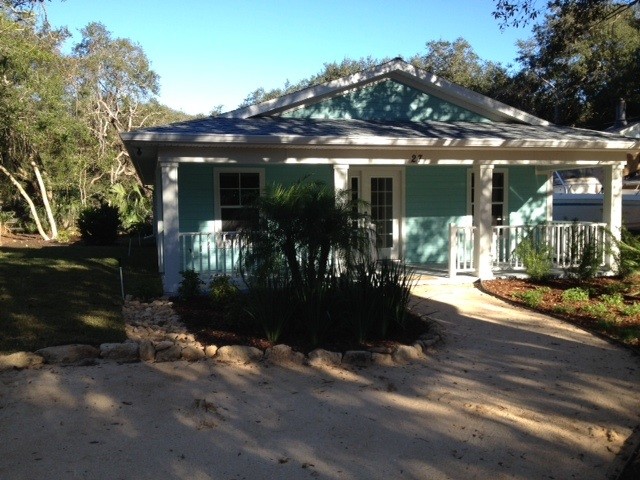Example of an island style exterior home design in Jacksonville