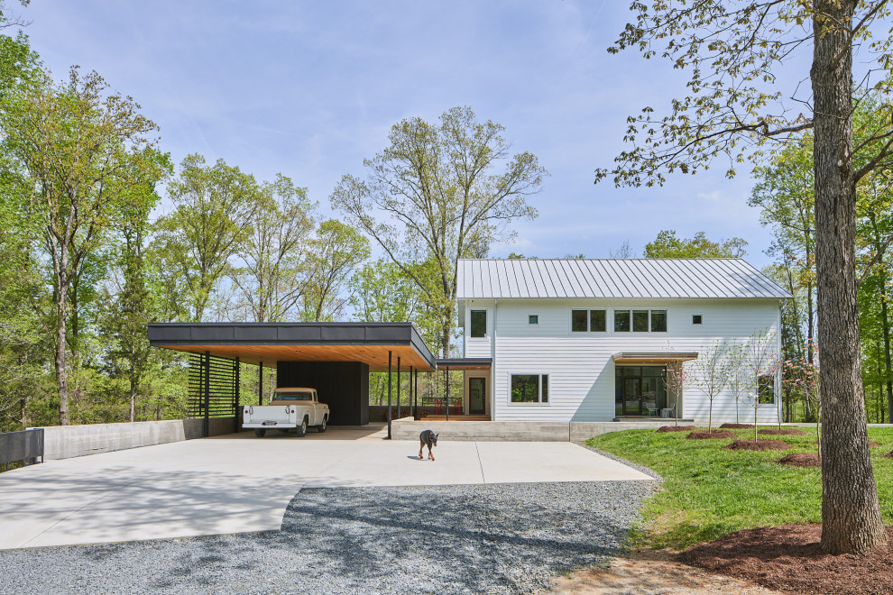 Zweistöckiges Landhausstil Einfamilienhaus mit weißer Fassadenfarbe, Satteldach, Blechdach, grauem Dach und Verschalung in Raleigh