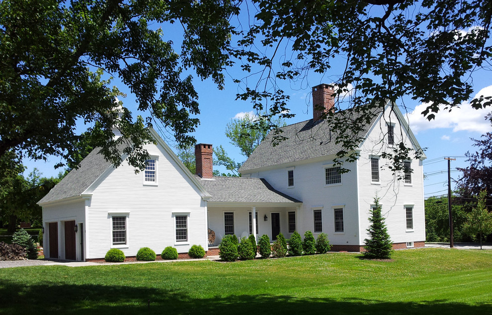 На фото: двухэтажный, деревянный, белый дом в классическом стиле