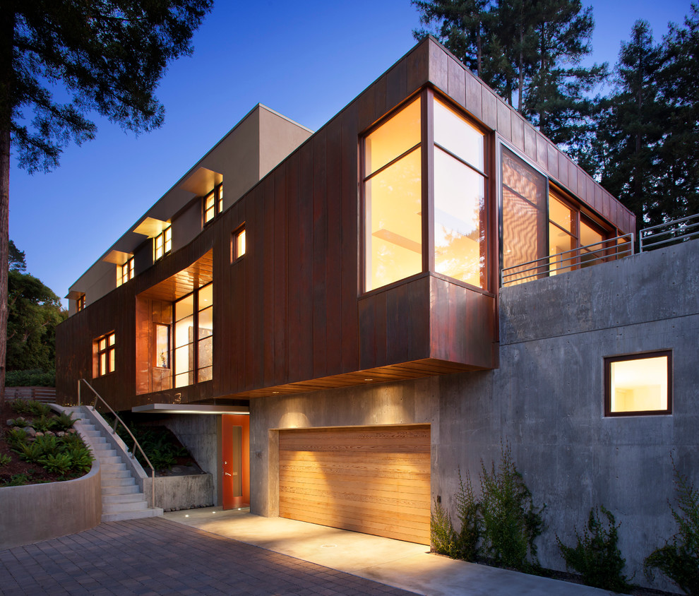 Cette image montre une très grande façade de maison multicolore minimaliste à deux étages et plus avec un revêtement mixte et un toit plat.