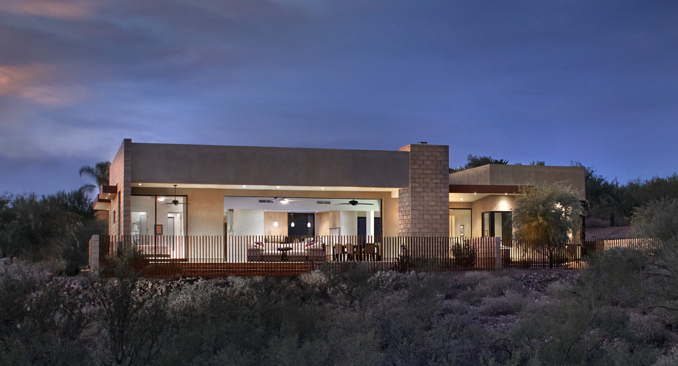 Mittelgroßes, Einstöckiges Modernes Einfamilienhaus mit Betonfassade, beiger Fassadenfarbe und Flachdach in Phoenix