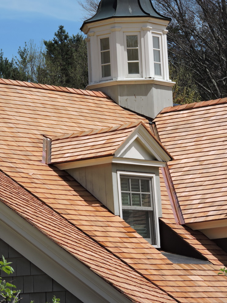 Aménagement d'une grande façade de maison craftsman à un étage avec un toit à quatre pans et un toit mixte.