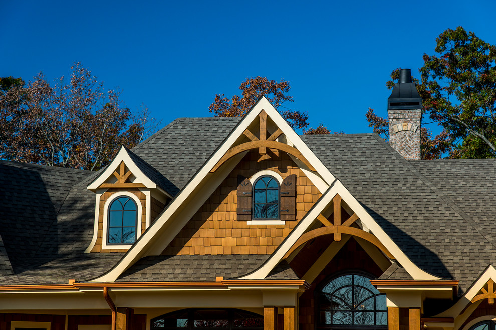 Источник вдохновения для домашнего уюта: двухэтажный, деревянный, коричневый, большой дом в стиле рустика с двускатной крышей