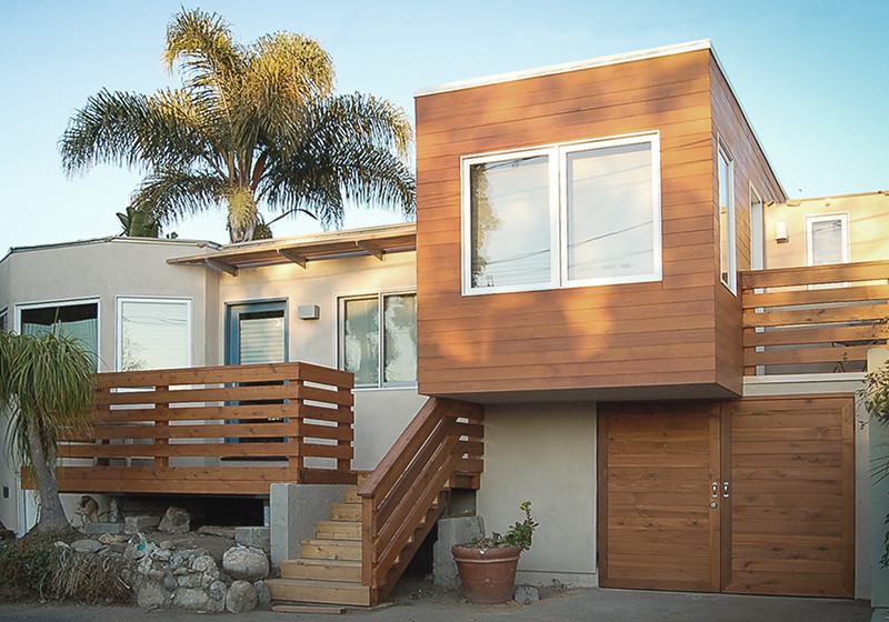 Пример оригинального дизайна: маленький, деревянный, бежевый дом в морском стиле с разными уровнями и плоской крышей для на участке и в саду
