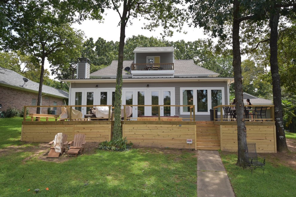 Großes, Zweistöckiges Country Einfamilienhaus mit Faserzement-Fassade, grauer Fassadenfarbe, Halbwalmdach und Misch-Dachdeckung in Dallas