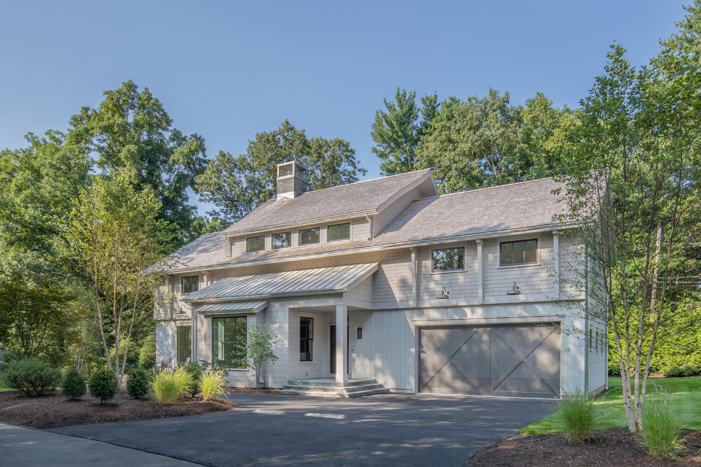 Mittelgroßes, Zweistöckiges Country Einfamilienhaus mit grauer Fassadenfarbe, Satteldach und Schindeldach in New York