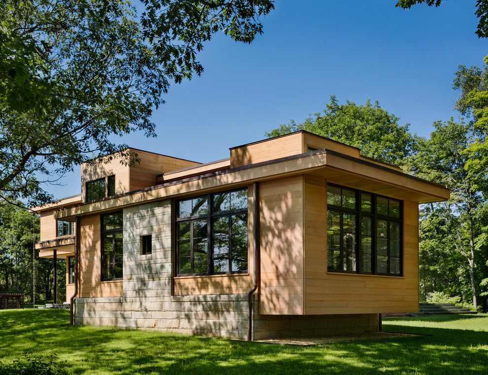 Пример оригинального дизайна: огромный, двухэтажный, деревянный, коричневый частный загородный дом в современном стиле с плоской крышей