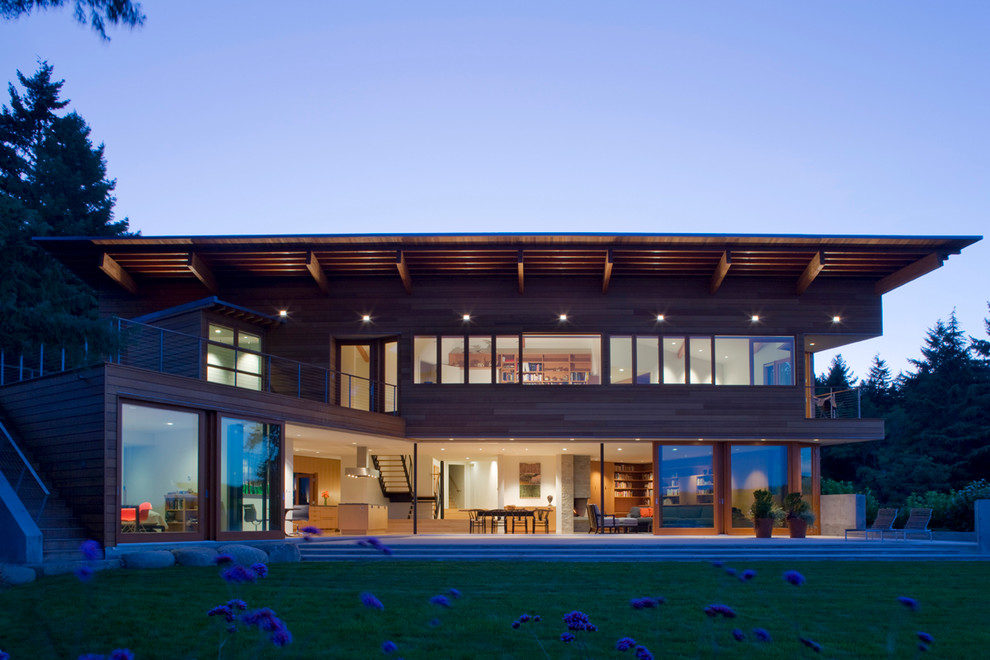 Immagine della facciata di una casa grande contemporanea a due piani con rivestimento in legno