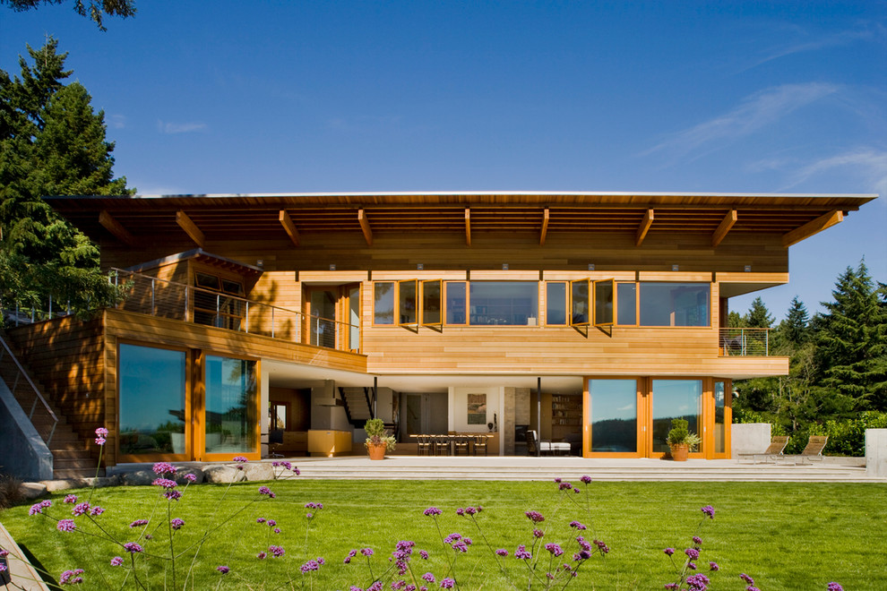 Große, Zweistöckige Moderne Holzfassade Haus in Seattle