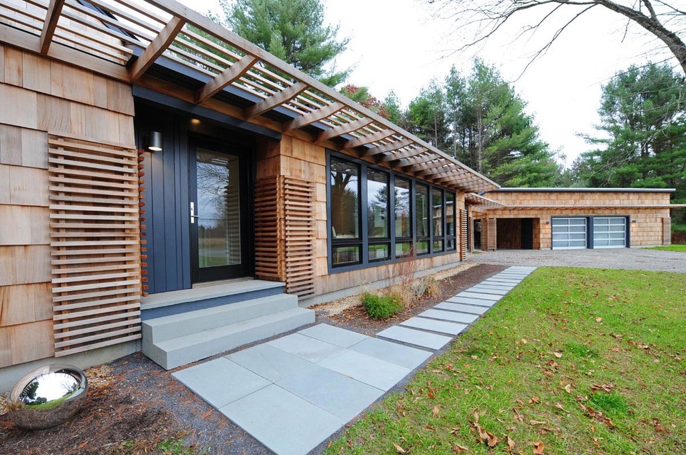 Imagen de fachada marrón minimalista de tamaño medio de una planta con revestimiento de madera y tejado plano