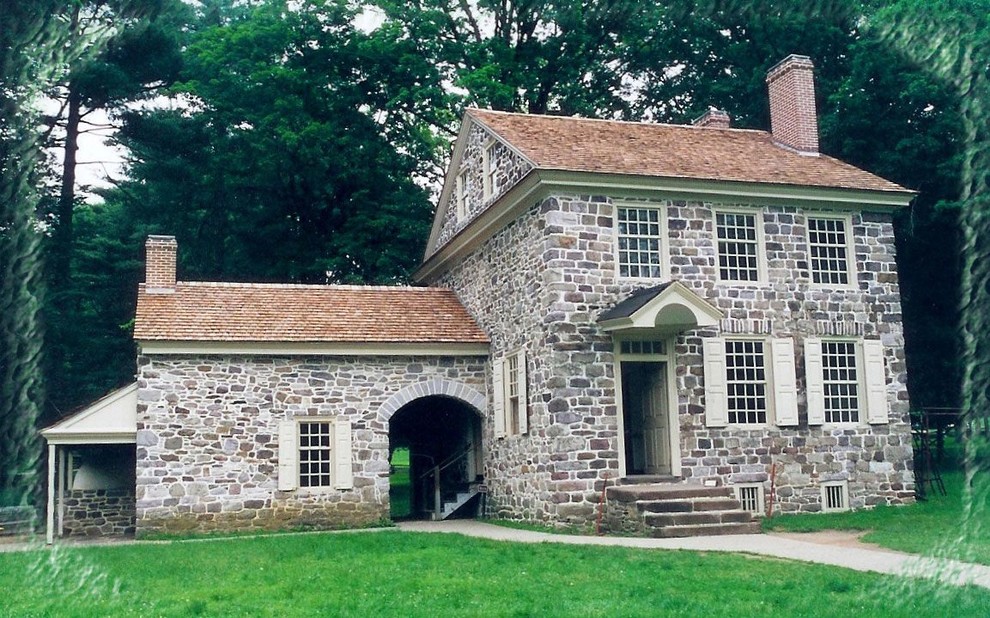 Esempio della facciata di una casa grigia classica a due piani di medie dimensioni con rivestimento in pietra