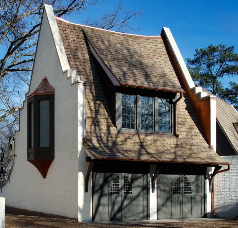 Ejemplo de fachada de casa marrón contemporánea extra grande de dos plantas con revestimientos combinados, tejado a doble faldón y tejado de teja de madera