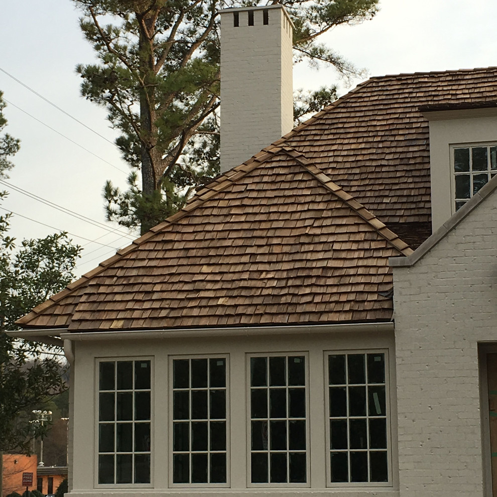 Foto della villa bianca contemporanea a due piani di medie dimensioni con rivestimento in mattoni, tetto a padiglione e copertura a scandole