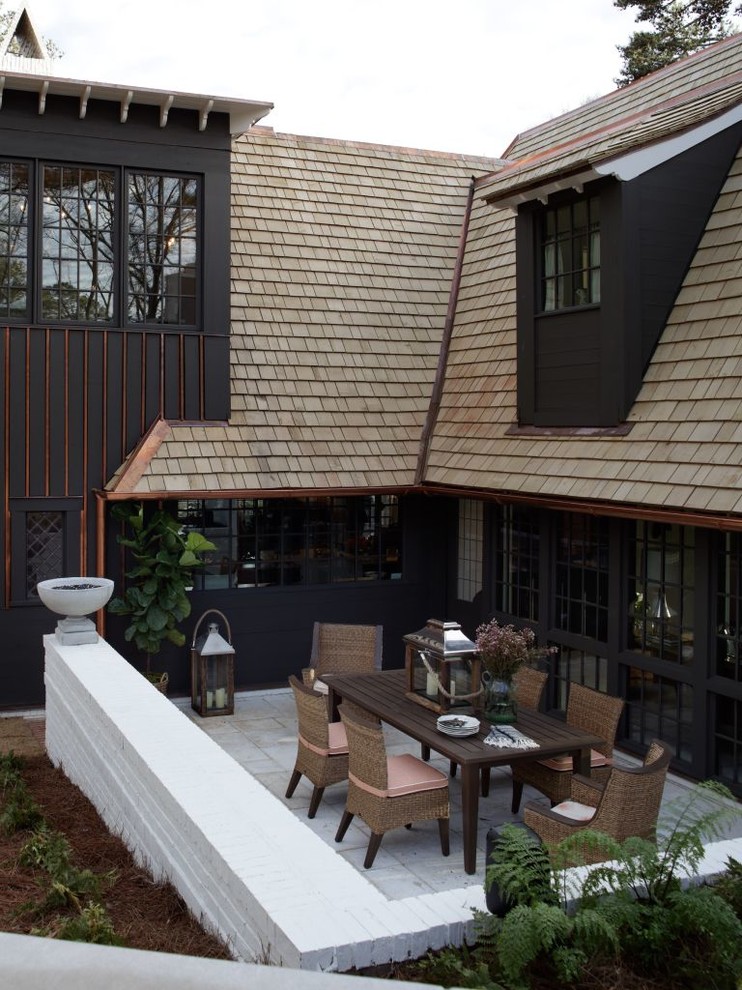 На фото: огромный, двухэтажный, коричневый частный загородный дом в современном стиле с комбинированной облицовкой, мансардной крышей и крышей из гибкой черепицы с