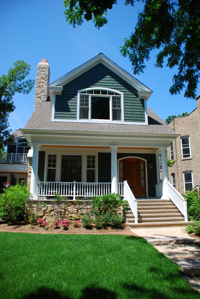 Mittelgroße, Zweistöckige Klassische Holzfassade Haus mit grüner Fassadenfarbe und Satteldach in Chicago