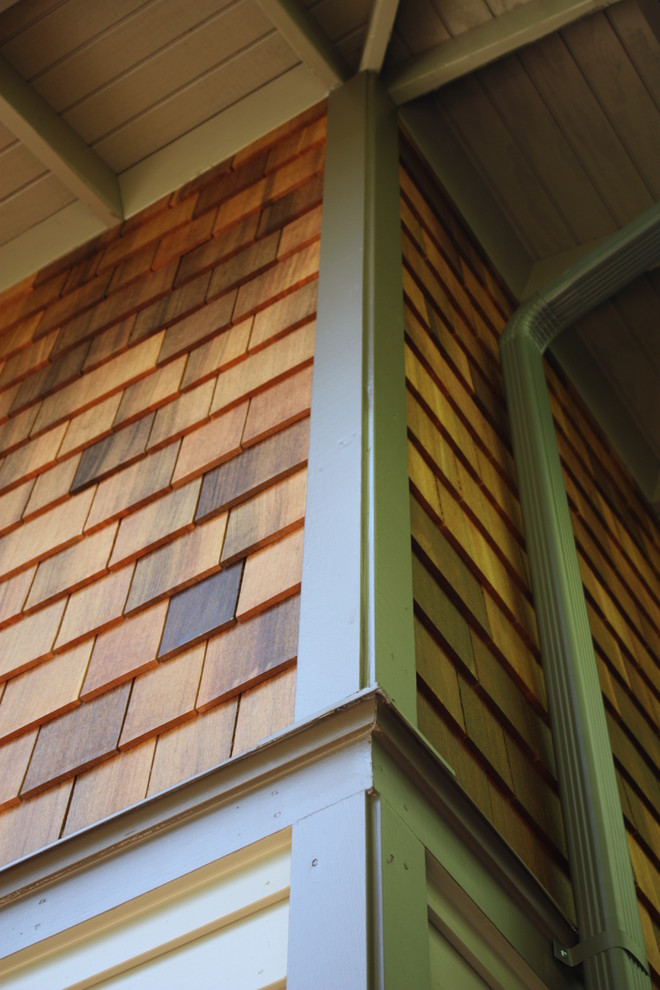 Ejemplo de fachada de casa marrón de estilo americano de tamaño medio de dos plantas con revestimiento de madera