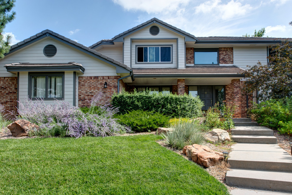 Großes, Zweistöckiges Eklektisches Einfamilienhaus mit Faserzement-Fassade und beiger Fassadenfarbe in Denver