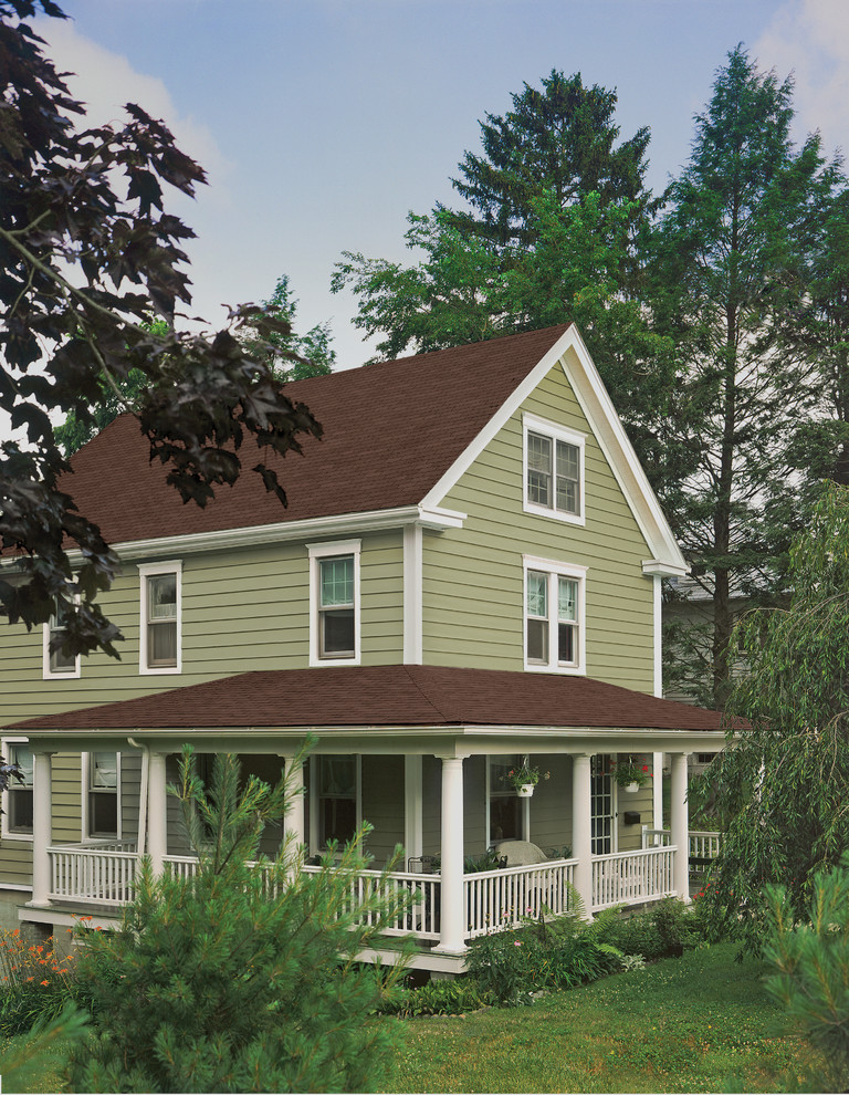 Exemple d'une petite façade de maison beige chic à un étage avec un revêtement en vinyle.