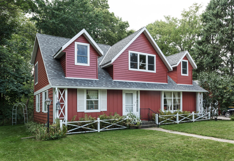 Mittelgroßes, Zweistöckiges Landhausstil Haus mit Metallfassade und roter Fassadenfarbe in Milwaukee