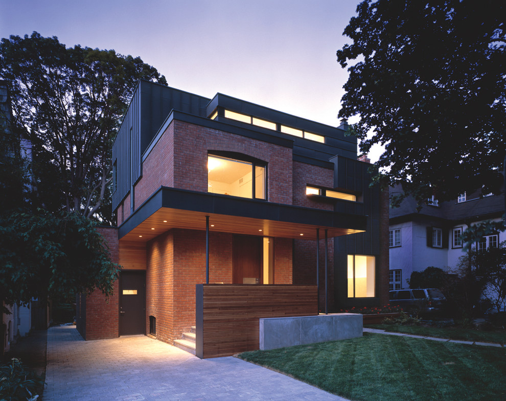 Свежая идея для дизайна: трехэтажный, кирпичный дом в современном стиле - отличное фото интерьера