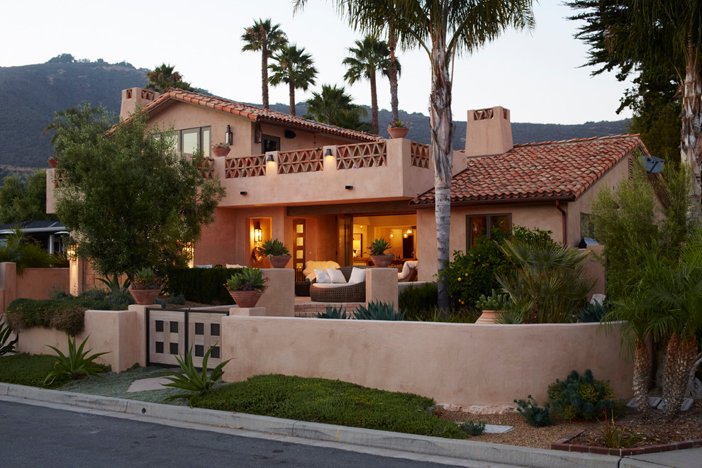 Großes, Zweistöckiges Rustikales Einfamilienhaus mit Putzfassade, beiger Fassadenfarbe, Pultdach und Ziegeldach in San Luis Obispo