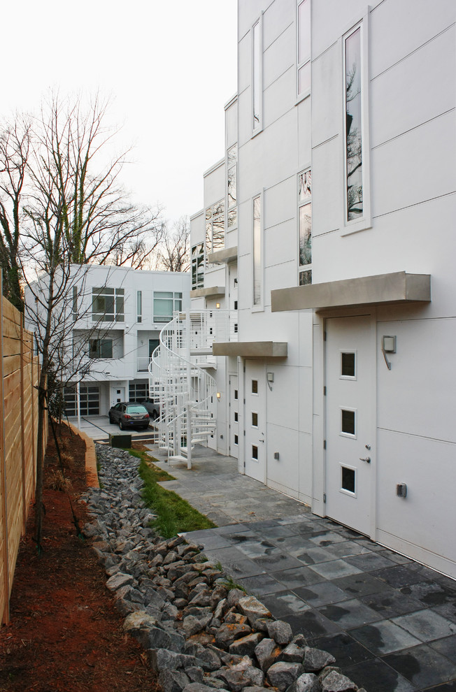 Modernes Haus mit weißer Fassadenfarbe in Charlotte